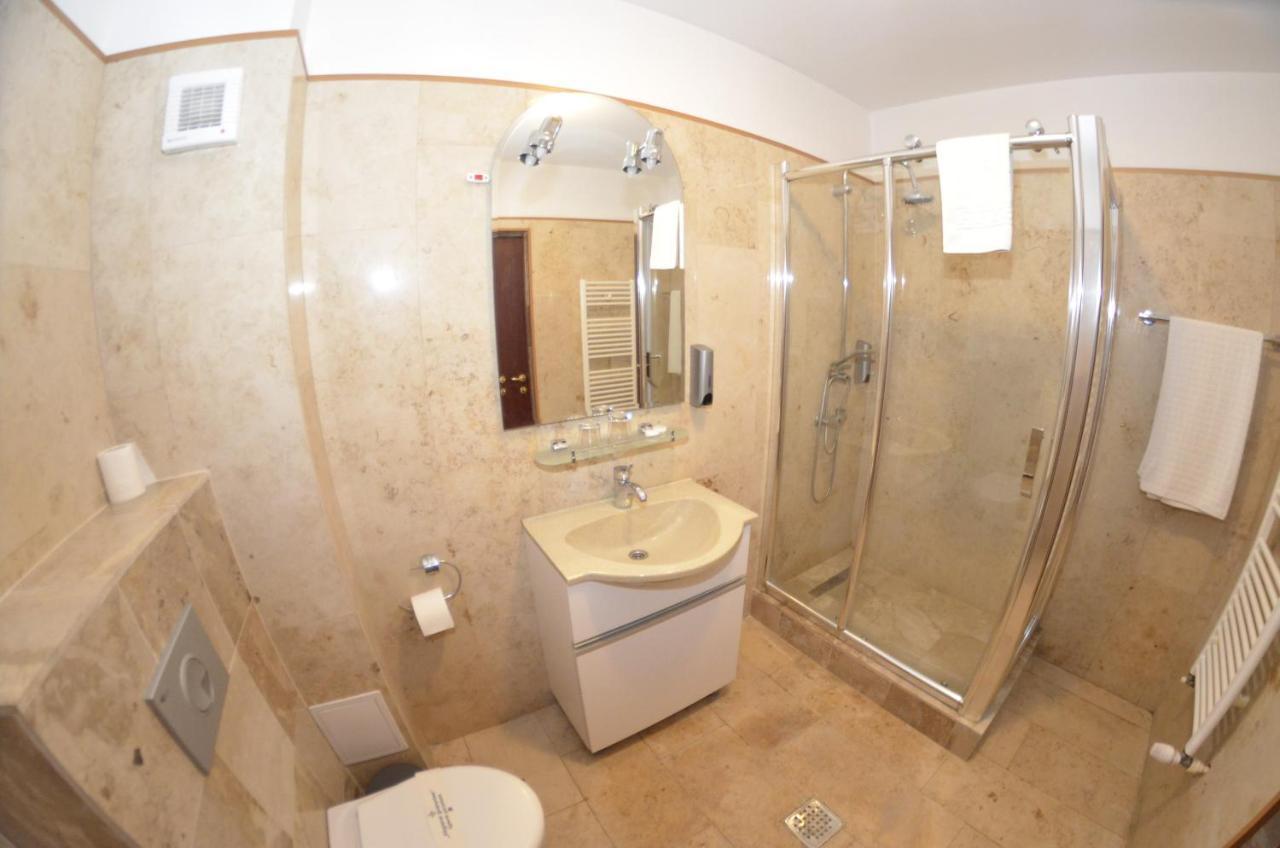 Regina Noptii Hotel Плоещ Екстериор снимка