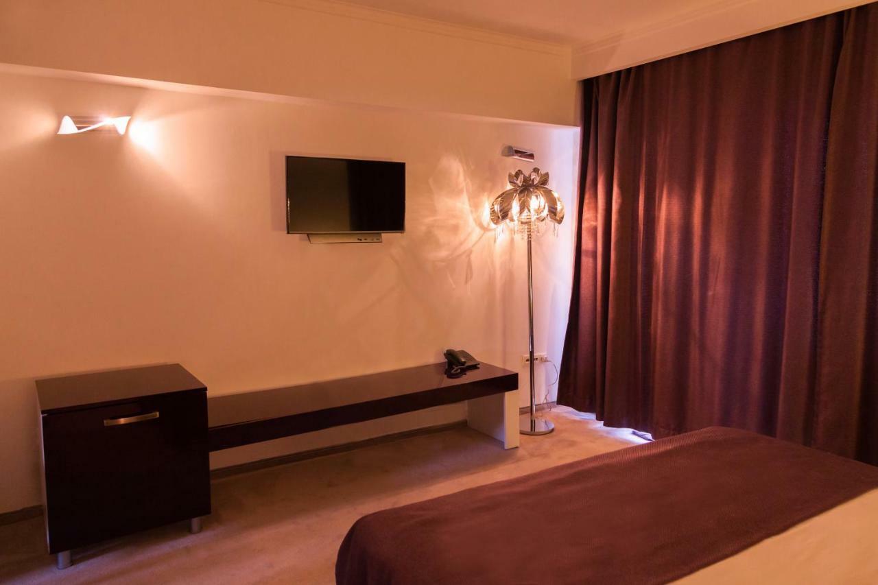 Regina Noptii Hotel Плоещ Екстериор снимка