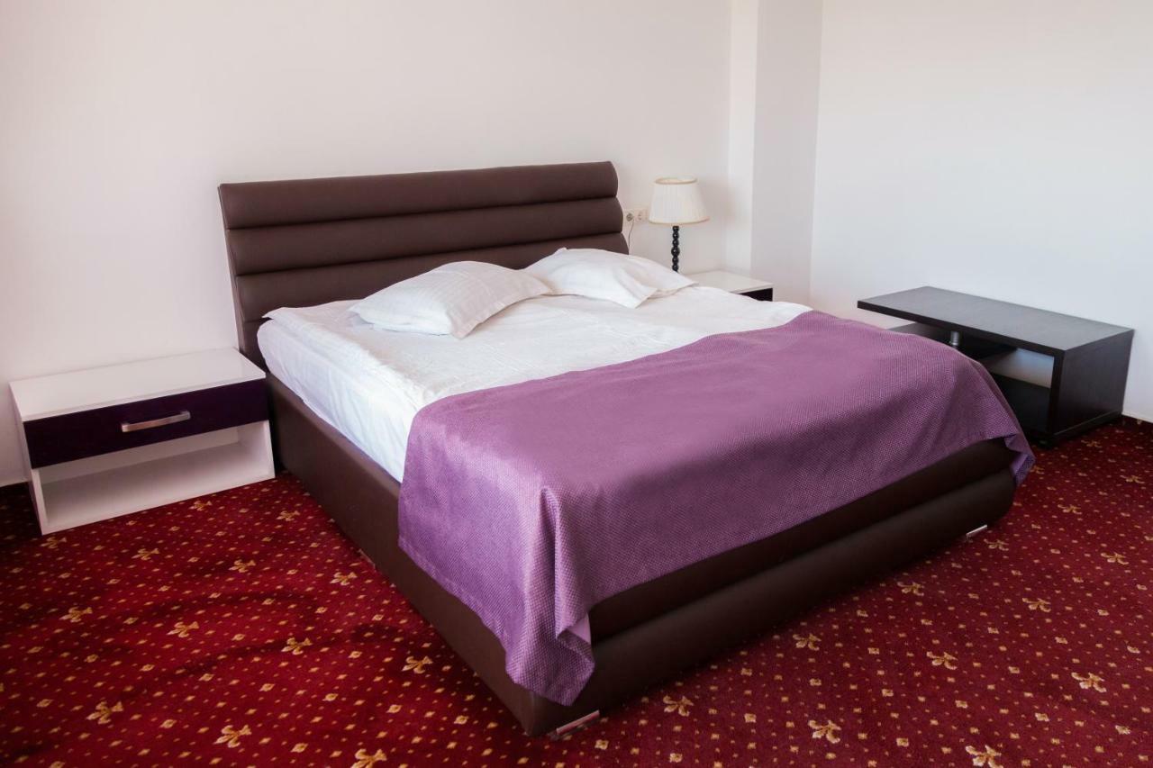 Regina Noptii Hotel Плоещ Екстериор снимка